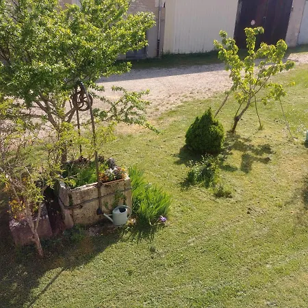 2 Au Calme A La Maison Des Bambous Bed & Breakfast