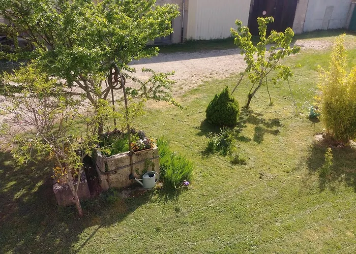 2 Au Calme A La Maison Des Bambous Bed & Breakfast